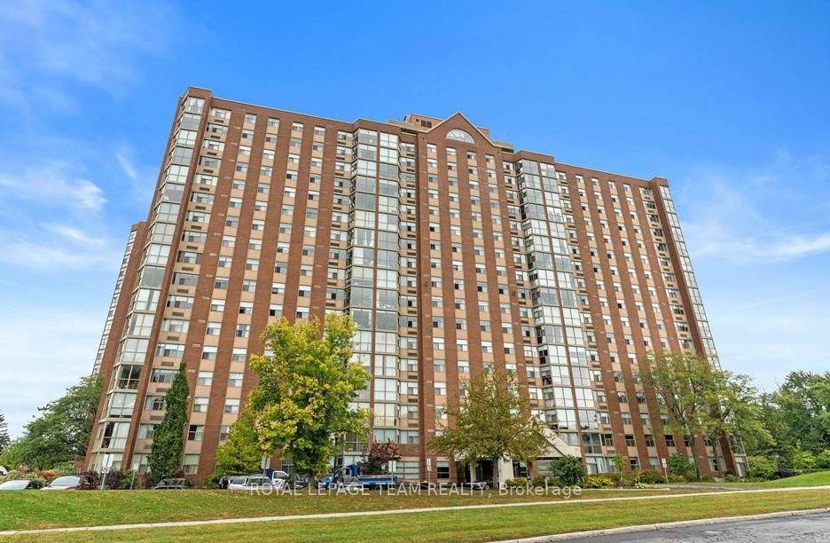Location Location ! Condo fee included Water and Gas, locker, and parking.