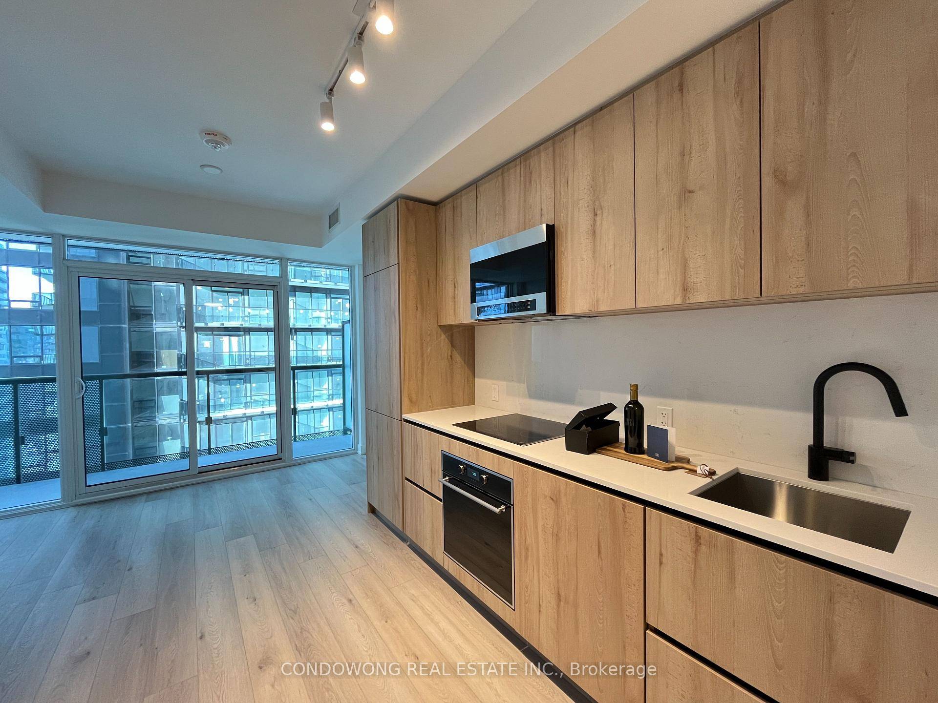 This 1 Bedroom Suite Is Located In The Line 5 Condos, A Contemporary Development That Offers A Range Of Upscale Amenities Including A State Of The Art Fitness Center, Co ...