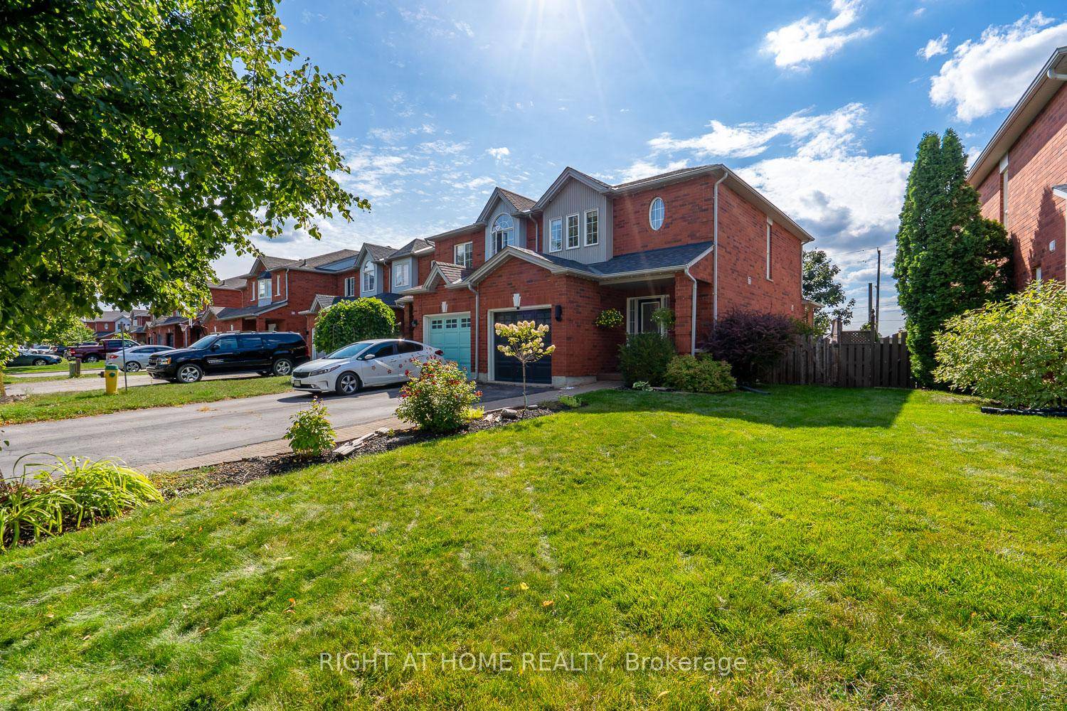 ! ! ! Welcome to this rare and beautifully maintained all brick freehold end unit townhome, perfectly situated on an oversized lot in one of Allistons most sought after west ...