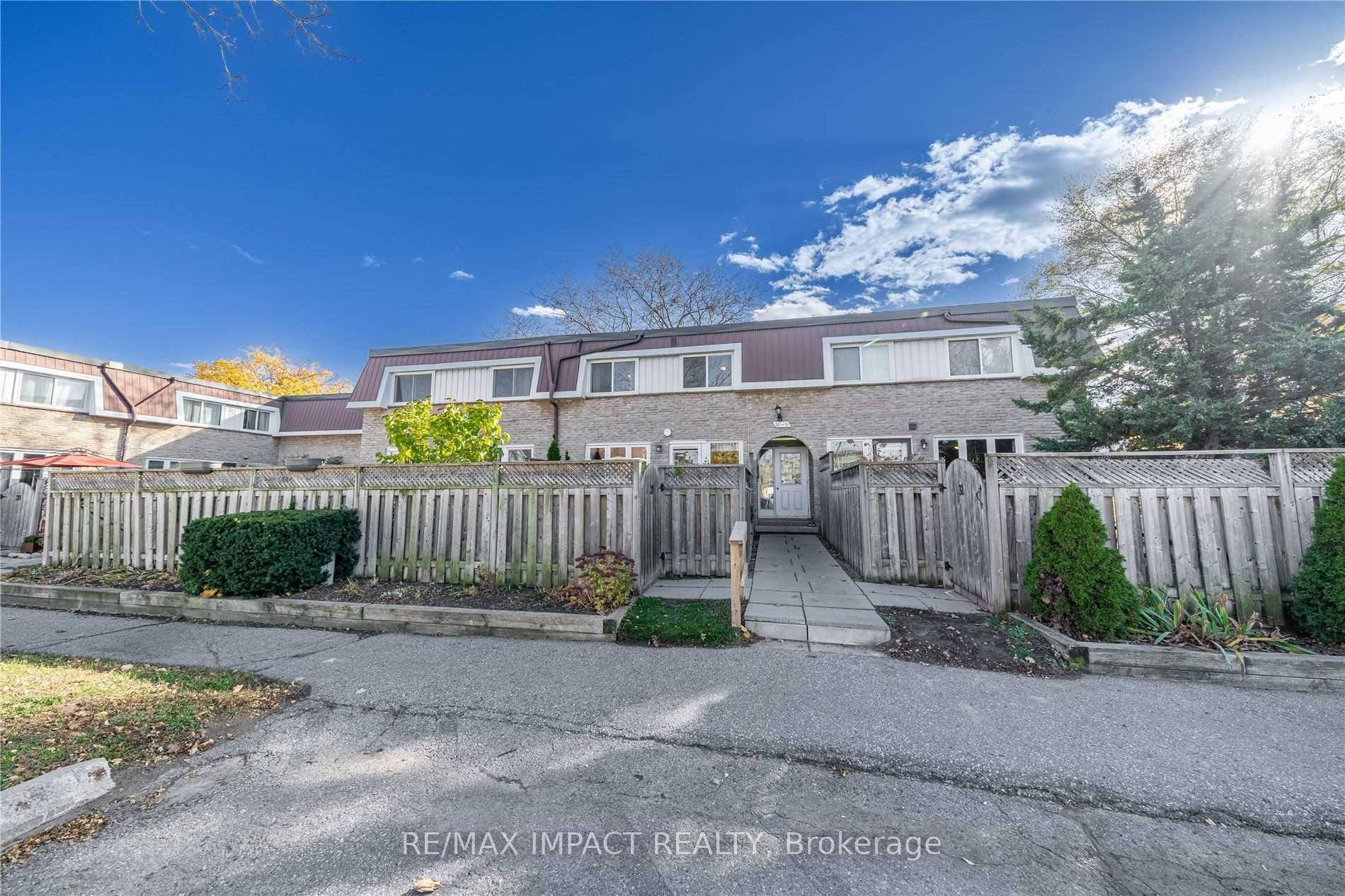 NORTH OSHAWA GEM BRIGHT 2 STOREY TOWNHOME IN CENTENNIAL, STEPS TO DURHAM COLLEGE amp ; UOIT !