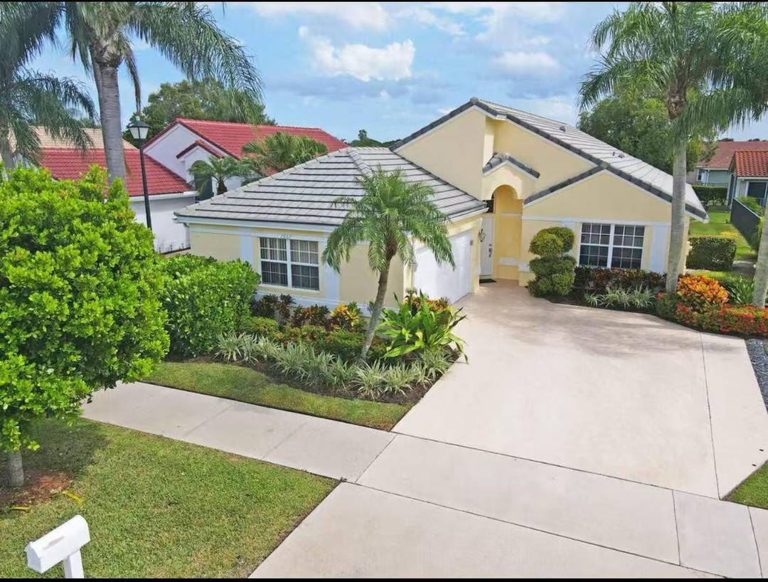 Rarely opportunity to enjoy the stunning lake view single family home located at the center of Delray Beach.