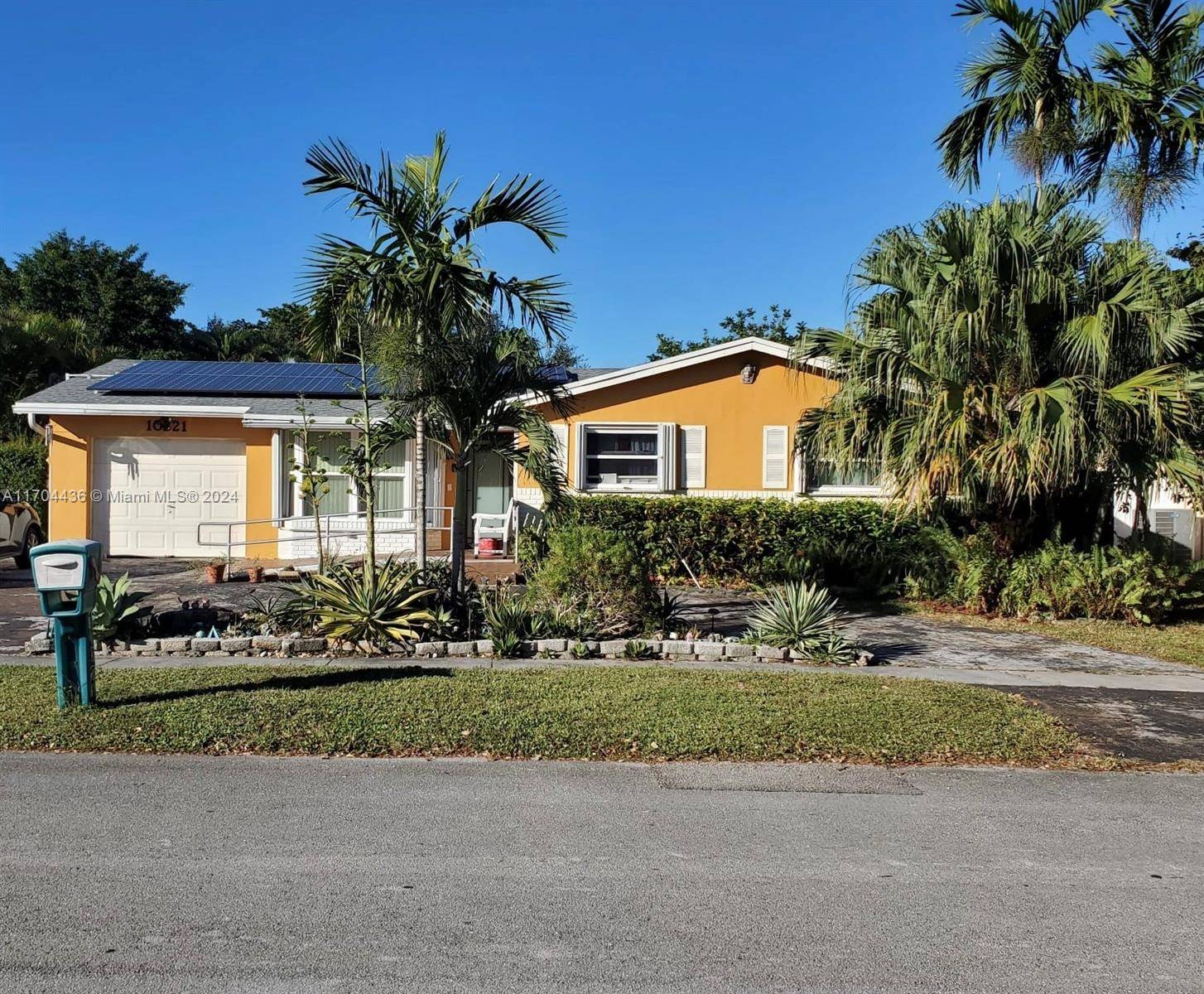 Spacious 3 Bedroom, 2 Bathroom Home with Pool amp ; Tiki Hut A Diamond in the Rough !