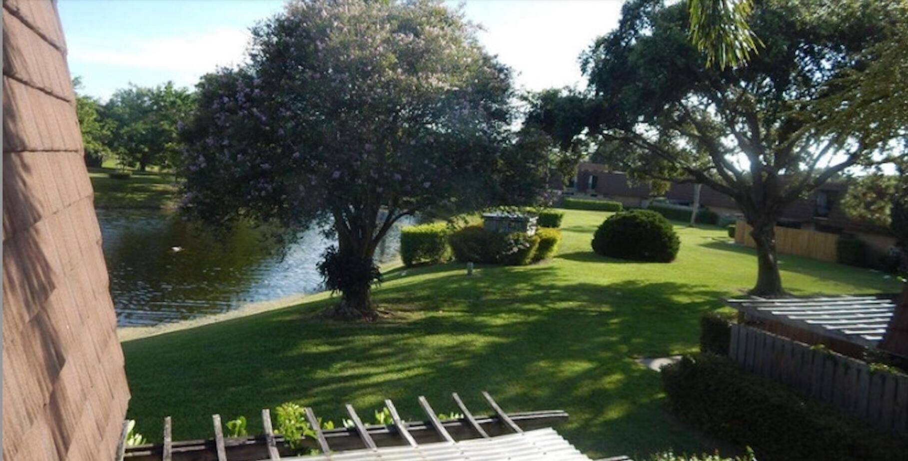 Located in the the heart of Palm Beach Gardens, 2 bdrm, 2 bath with a flex den bdrm Beautiful Lakes views.