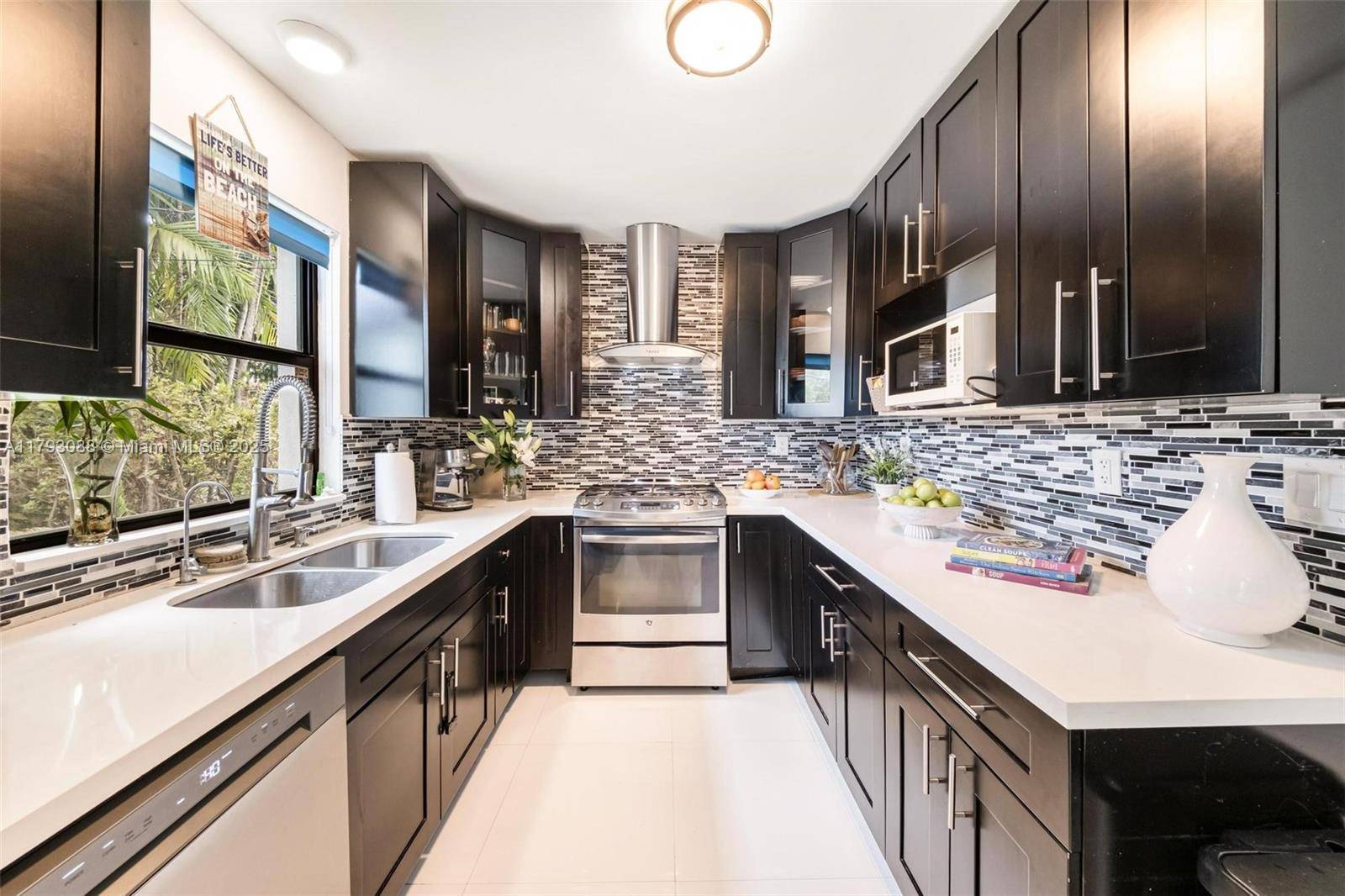 Welcome to this beautifully updated 3 bedrooms 2 bathrooms 1 car garage house, perfectly located in the sought after area El Portal neighborhood a bird sanctuary village located in Miami ...