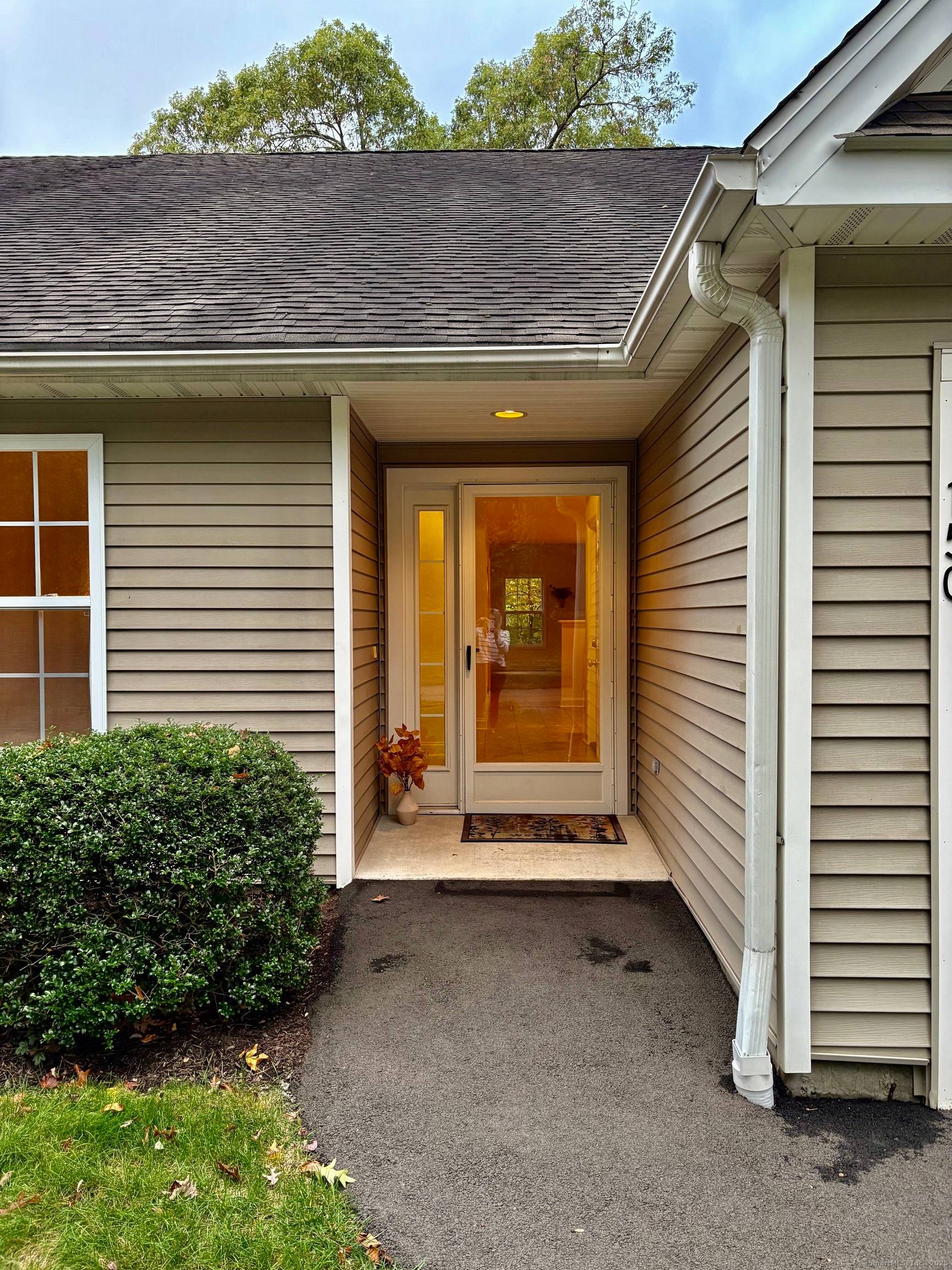 Welcome to this move in ready home on a private cul de sac !
