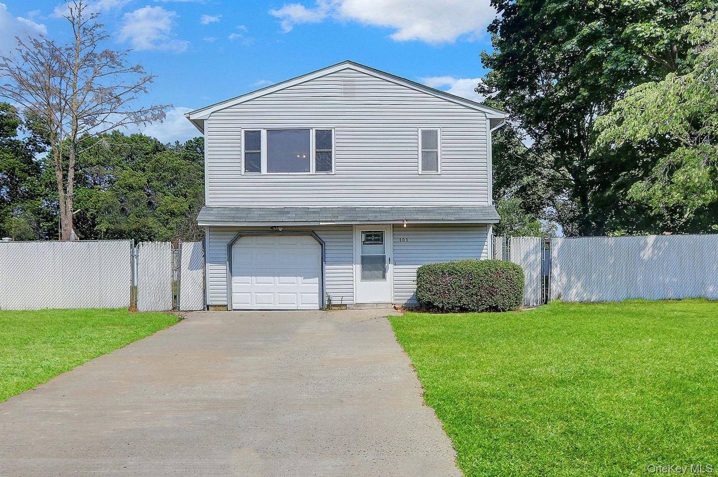 DUPLEX Spacious DUPLEX 6 beds 2 baths, huge Living room and full kitchen, Multi family mother daughter with permits with 2 meters, 2 Kitchens, huge backyard, located in a private ...