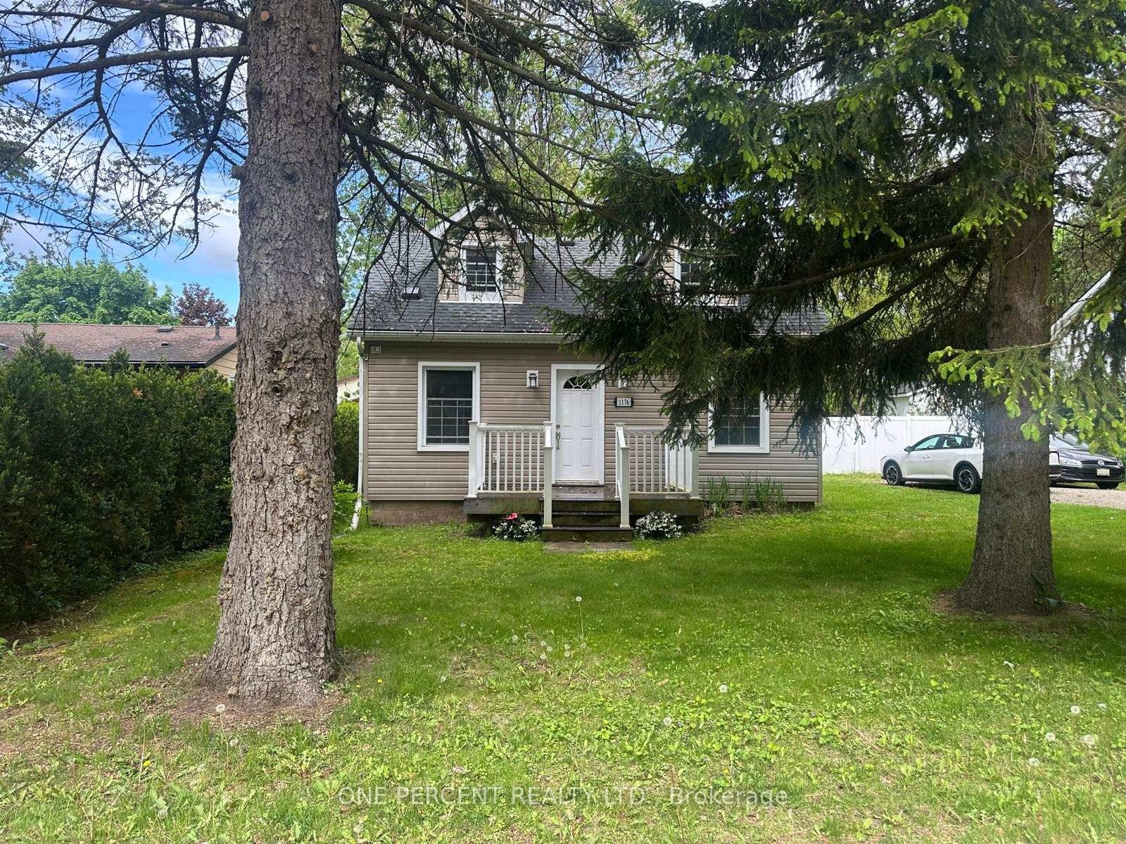 Charming 4 bedroom home nestled on a spacious 70 x 125 ft lot in one of Fonthills most established and family friendly neighbourhoods.