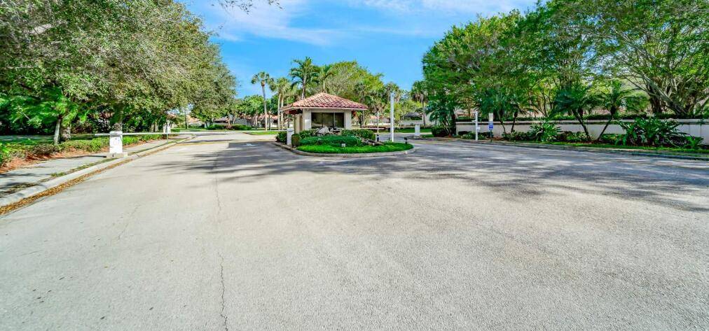 Stunning 3 2 villa surrounded by waterways.