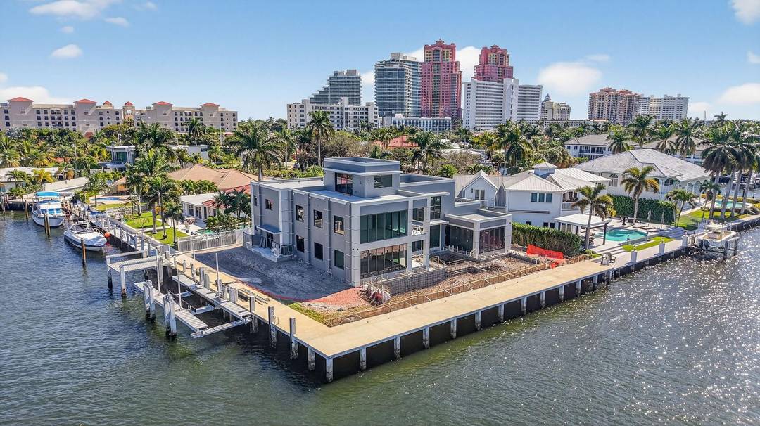 A rare amp ; valuable find for both boaters amp ; beach lovers with close proximity to Fort Lauderdale beach !