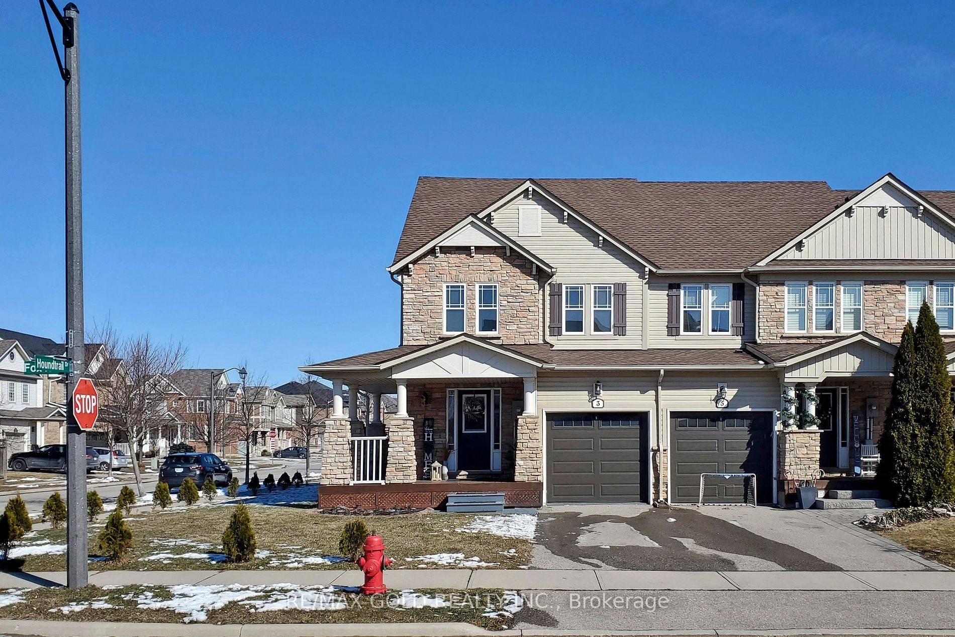 Welcome to this gorgeous 4 bedroom Turn key home located in a prime location !