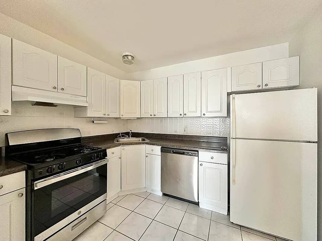 Sunny 3 bed 2 bath plus two private balconies with a cathedral ceiling !
