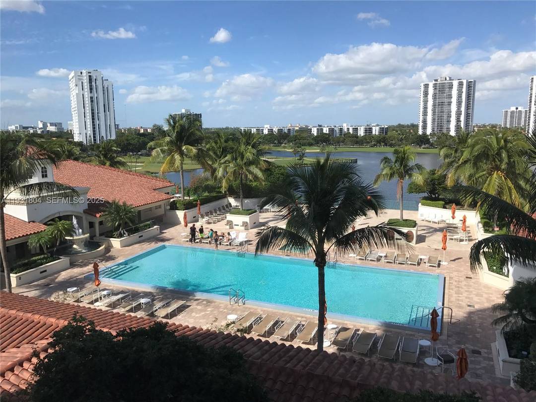 Corner residence, 2 bedroom 2 bathroom located in the heart of Aventura, right on the Aventura Circle.