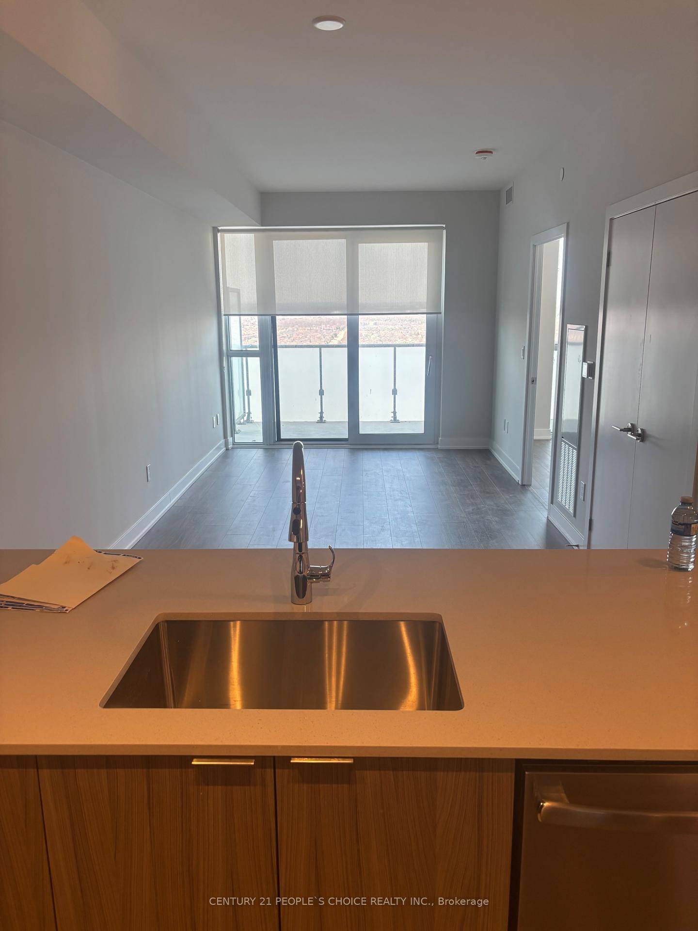 Brand New Never Lived 1 Bedroom Den Condo in the Square One Area of Mississauga !