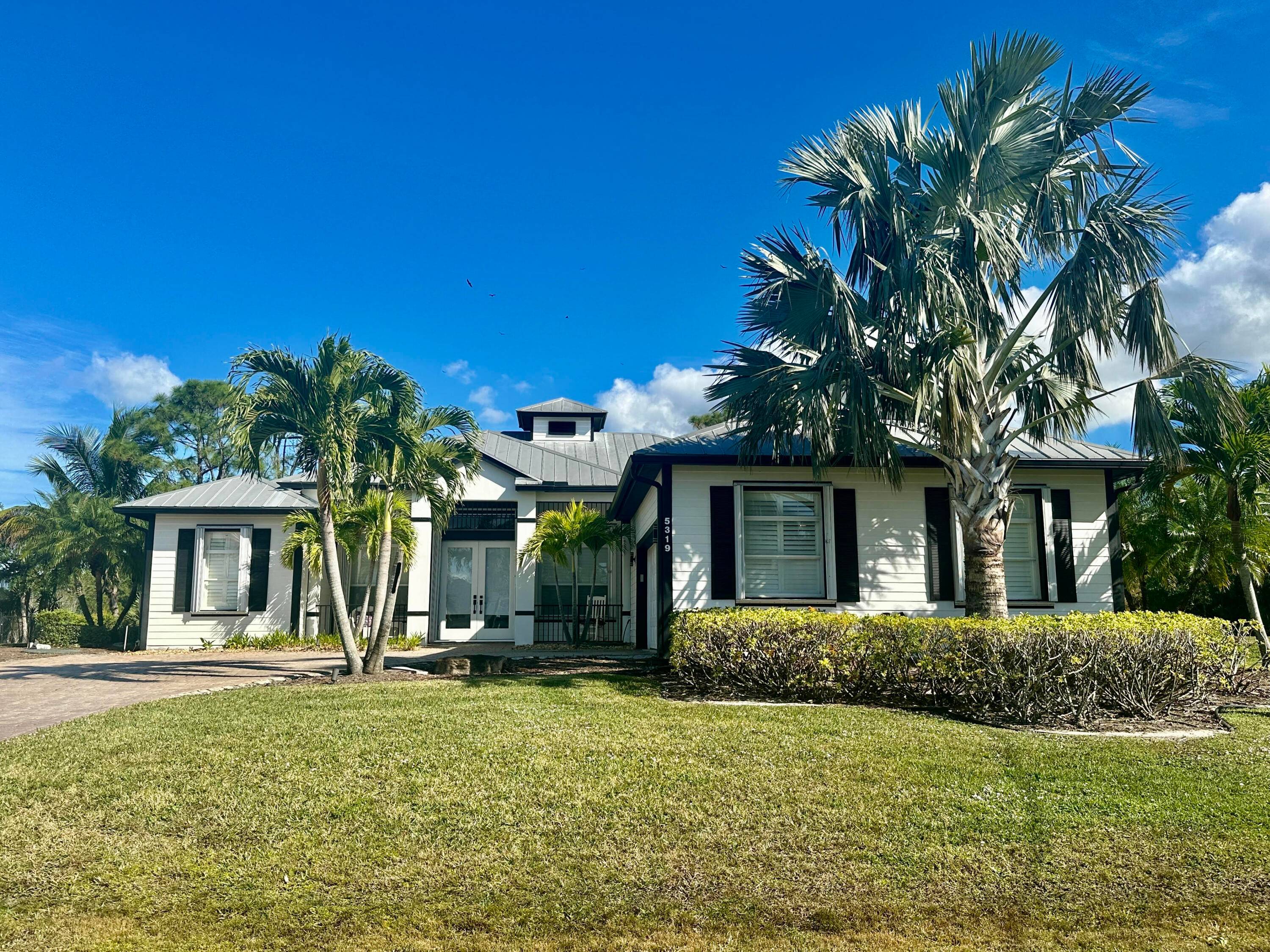 Charming Key West Style Lakefront Home !