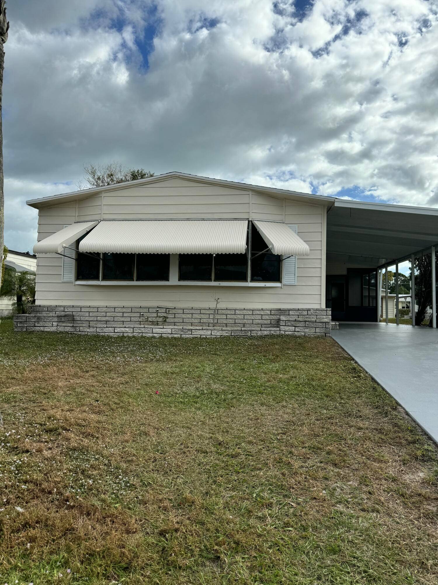 2 bedroom 2 bath home in the desirable 55 Spanish Lakes community.