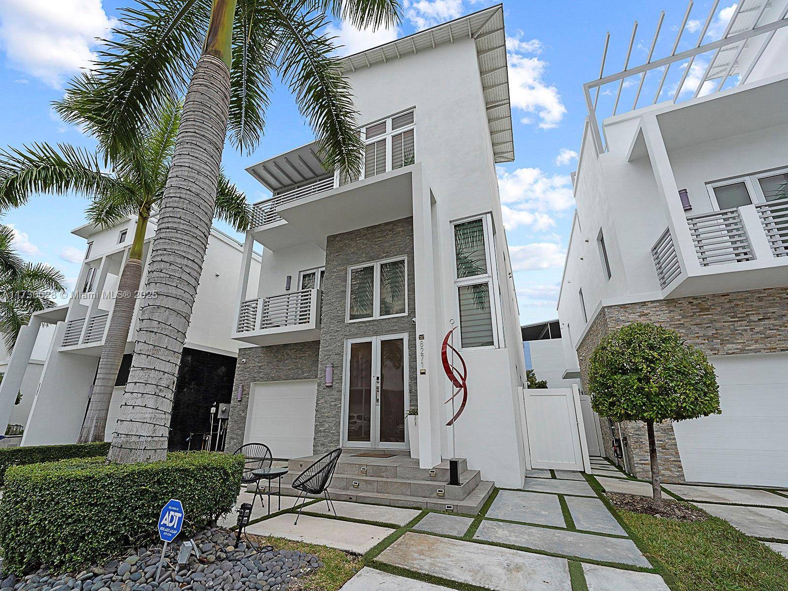 Live in style in the exclusive Oasis Park Square at Doral community !