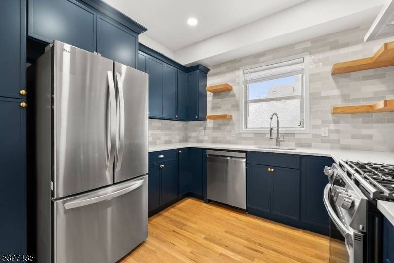 Spacious, bright and fresh duplex apartment unit just two blocks to Walnut Street Train station.