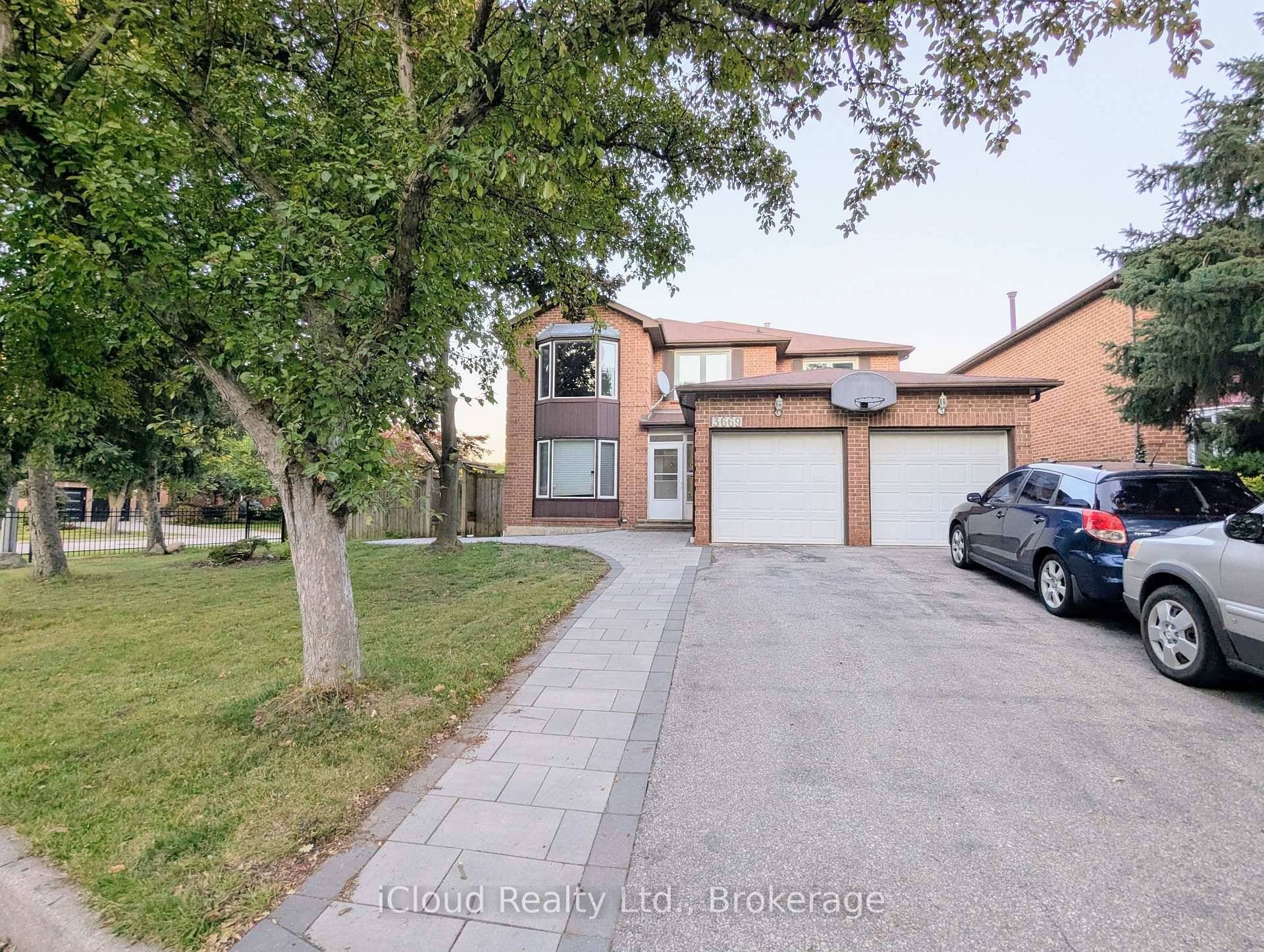 Spacious corner plot with 3200 Sqlft of living space.