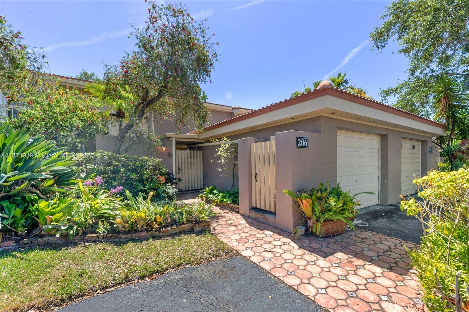 BEAUTIFUL TOWNHOUSE IN EMERALD HILLS.