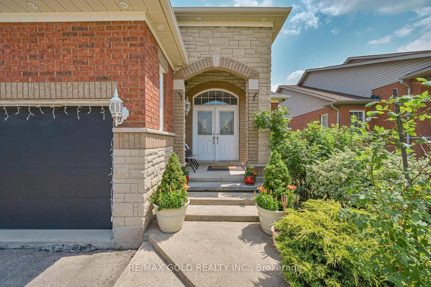 Bright amp ; Spacious Very Well Kept Fully Detached Beautiful Bungalow, 3 4 Bedrooms, Finished Basement, 4 Full Washrooms, Hardwood Flooring, Freshly Painted, Pot Lights, Deck, Gas Stove, Dishwasher, A ...