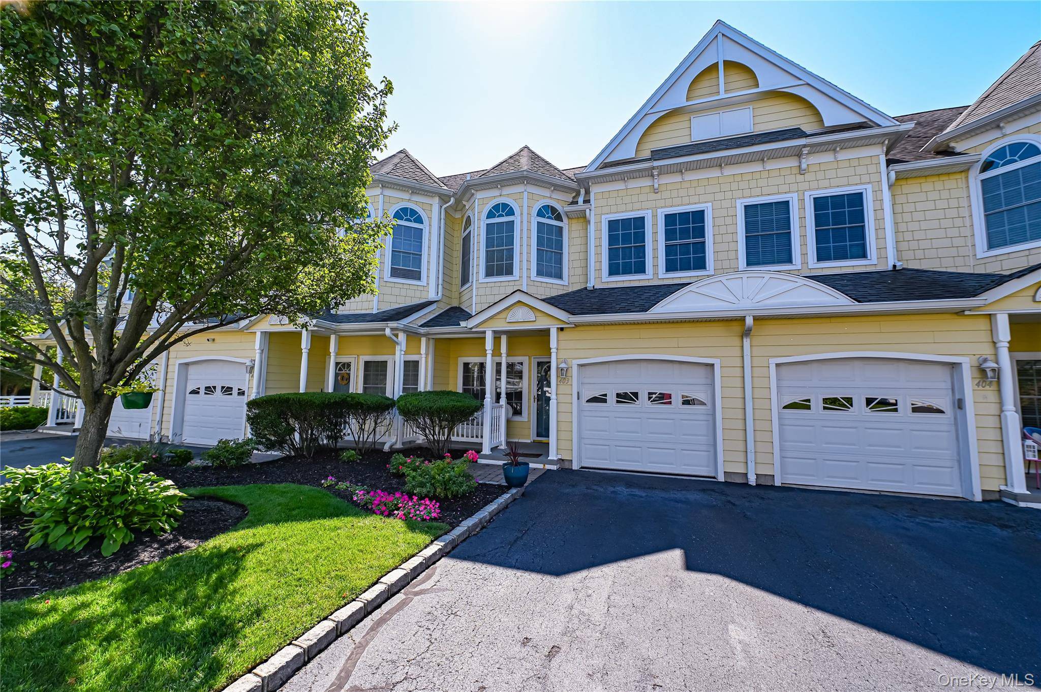BEAUTIFULLY DONE CONDO IN THE BAY VILLAGE COMMUNITY OF PATCHOGUE.
