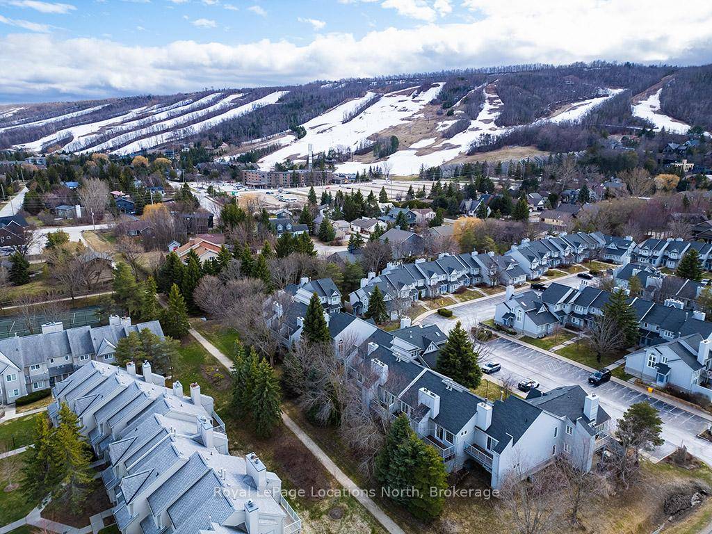 WALKING DISTANCE TO THE VILLAGE AT BLUE MOUNTAINS.