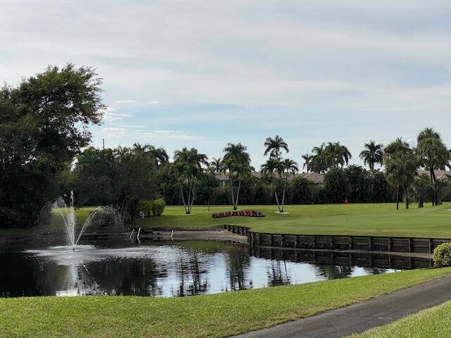 CHARMING FIRST FLOOR 2 BED 2 BATH CONDO WITH GOLF, LAKE AND LARGE FOUNTAIN VUE.