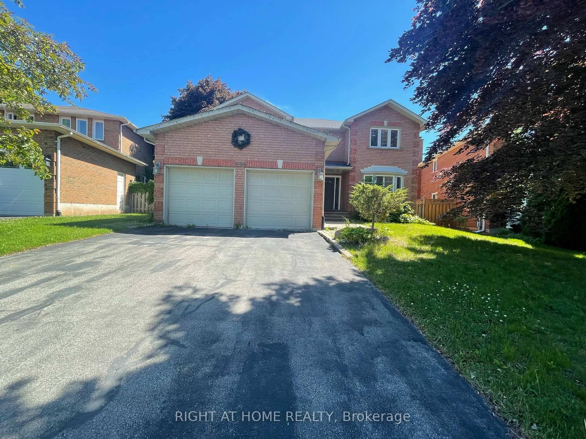 Tastefully Renovated From Top To Bottom Detached Home Located On A Quiet Street In Sought After Glen Abbey !