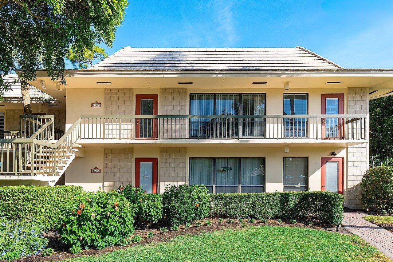 Breathtaking views of the lush golf course, this spacious 2 bedroom, 2 bathroom residence presents a fantastic opportunity !