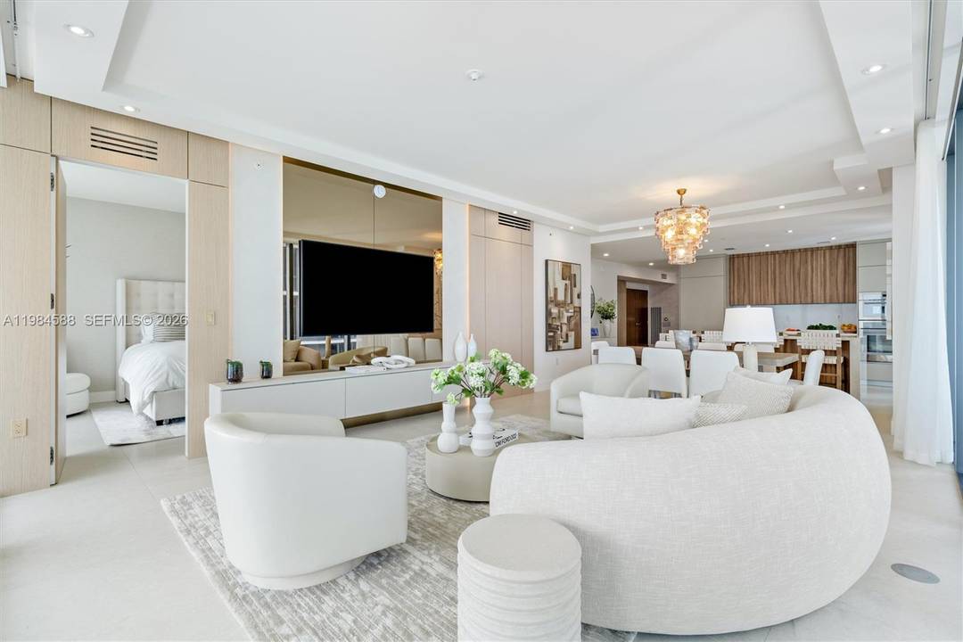 Newly delivered and completely renovated 4 bedroom den, 5.