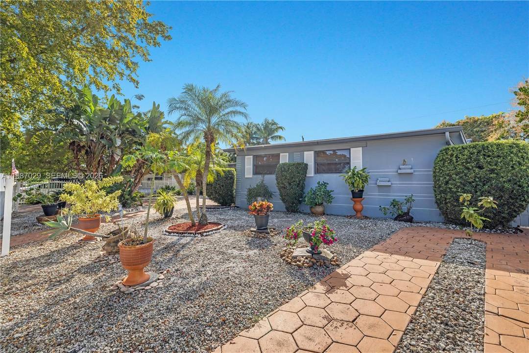 Spacious 3BD 2BA home guest house in the desirable Breezeswept neighborhood of North Miami, bordering Miami Shores and Biscayne Park.