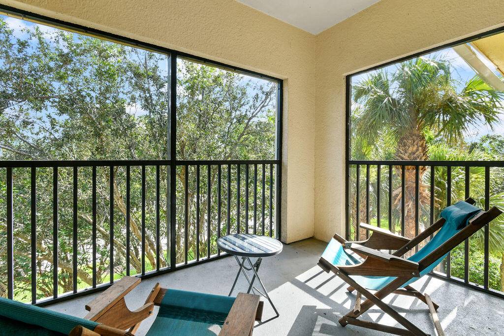 Bright and beautiful 3 bedroom, 2 bath condo in the heart of Palm Beach Gardens !