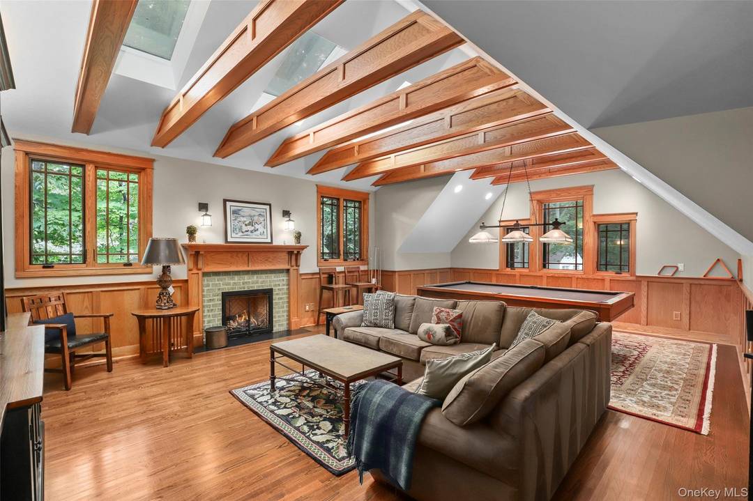 Spend the season here ! Fully furnished and equipped rental available through APRIL 2026 or month to month.