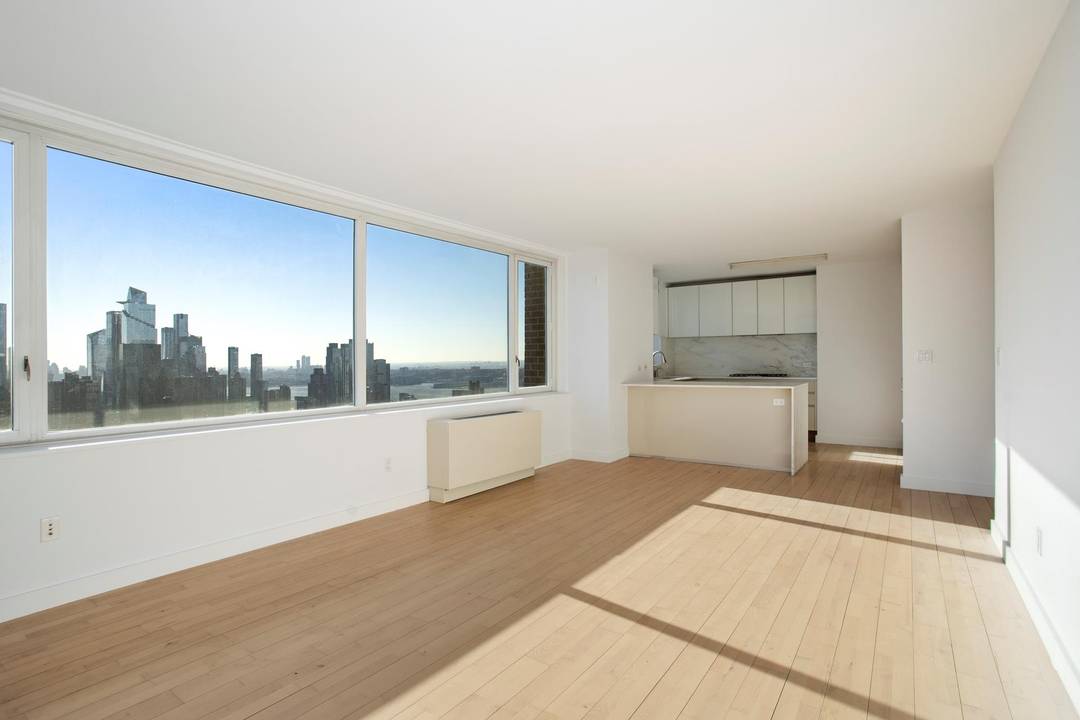 Spectacular 3 bedrooms, 2 bathrooms home in the sky at the luxurious The Sheffield condominium.