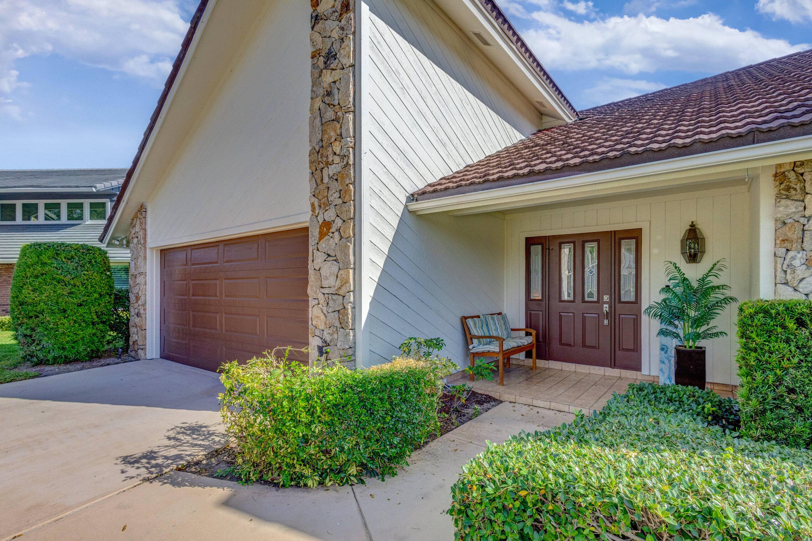 Stunning lakefront home in Frenchmen's Landing, fully renovated in 2019 by a renowned designer !
