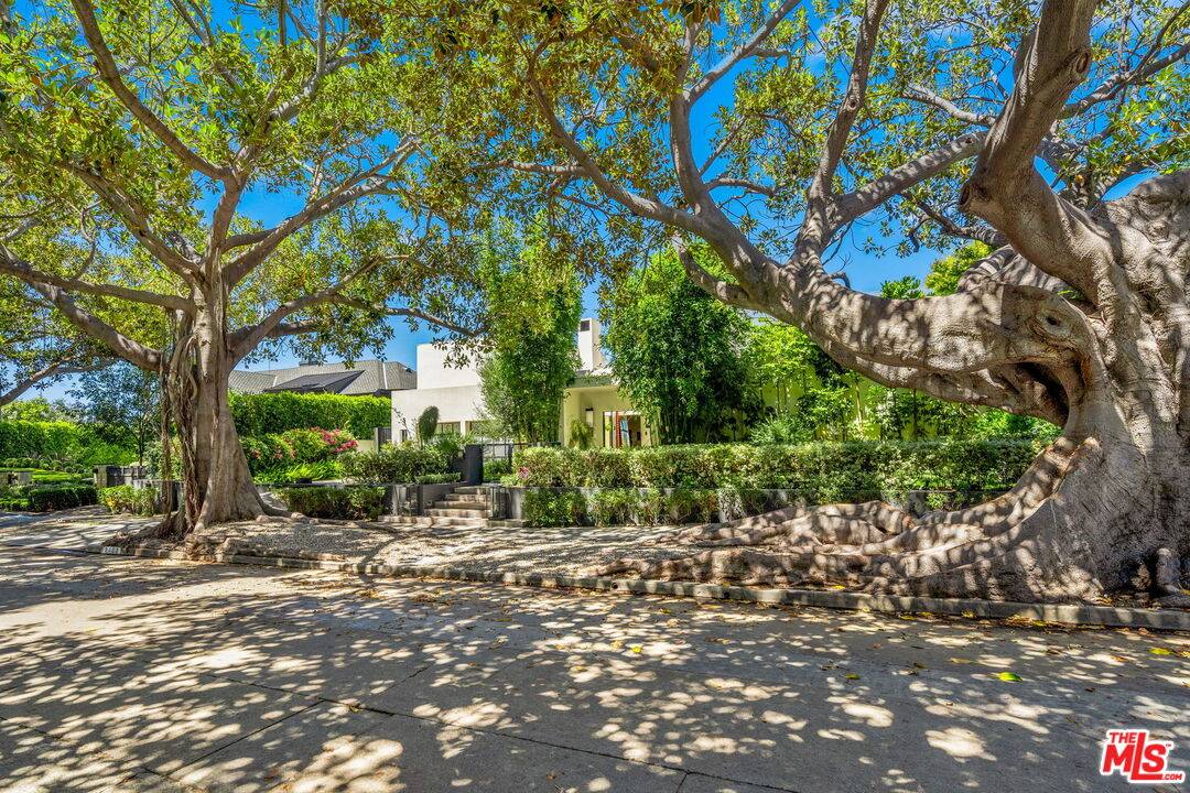 2121   La Mesa Dr LA