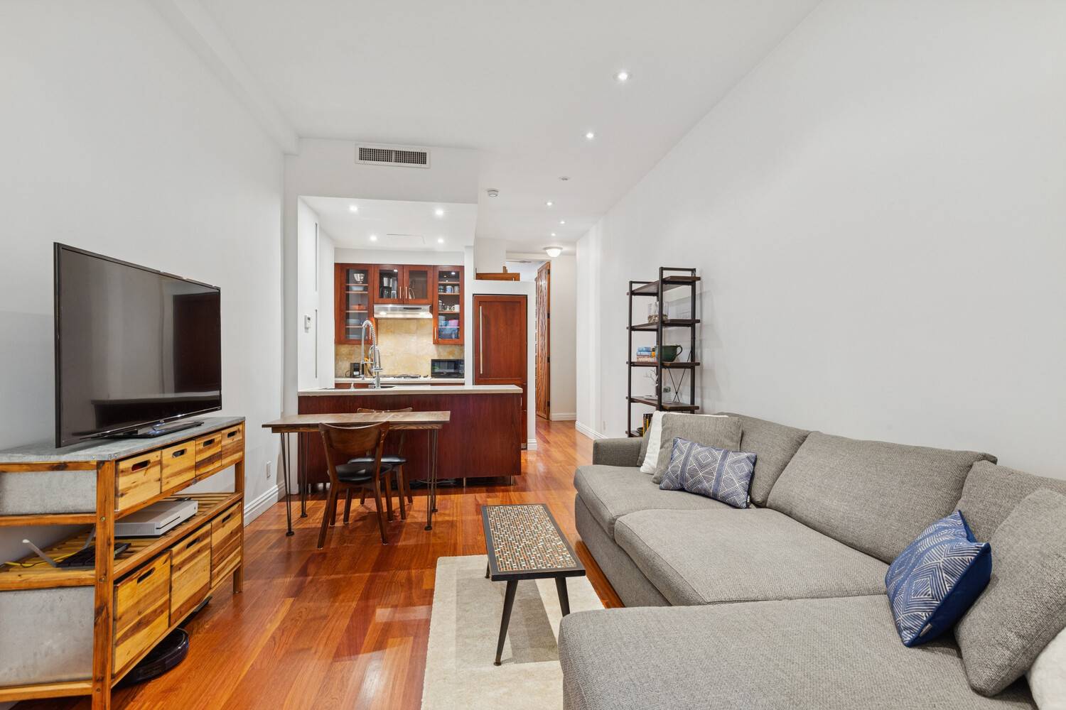 Beautiful Sophisticated One Bedroom with Soaring Ceilings amp ; Private Outdoor Space in the Heart of the Upper East Side !