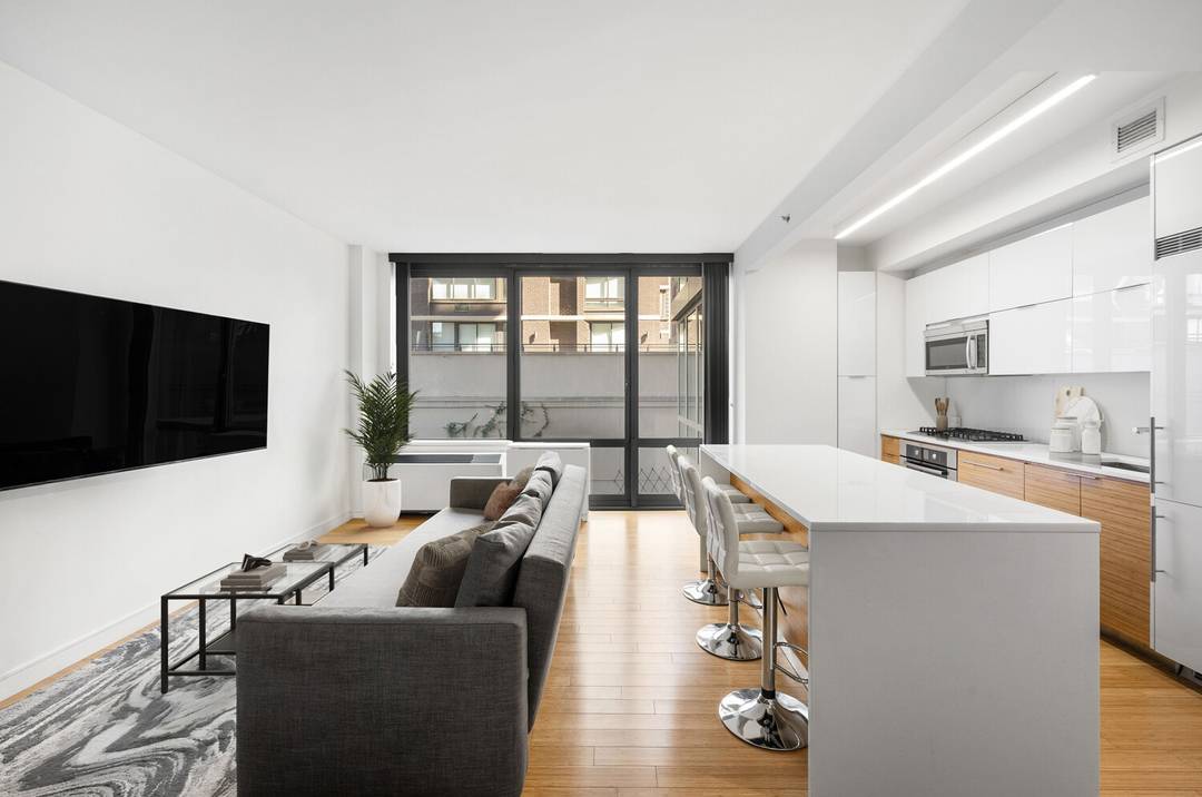 Offered for the first time since the building s completion, this sun drenched 640sf studio presents a rare opportunity to own in Murray Hill s premier green condominium at 303 ...