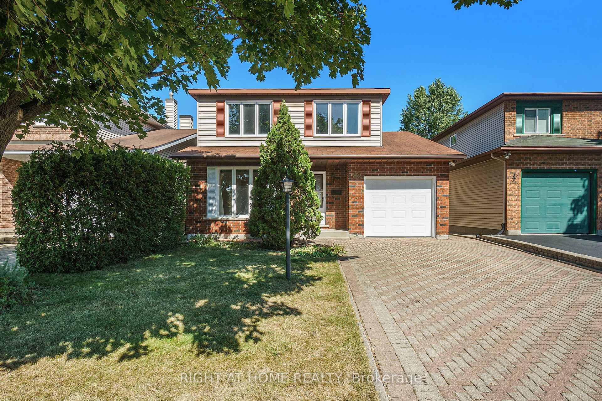 Welcome to this stunning detached house located in a highly sought after community.