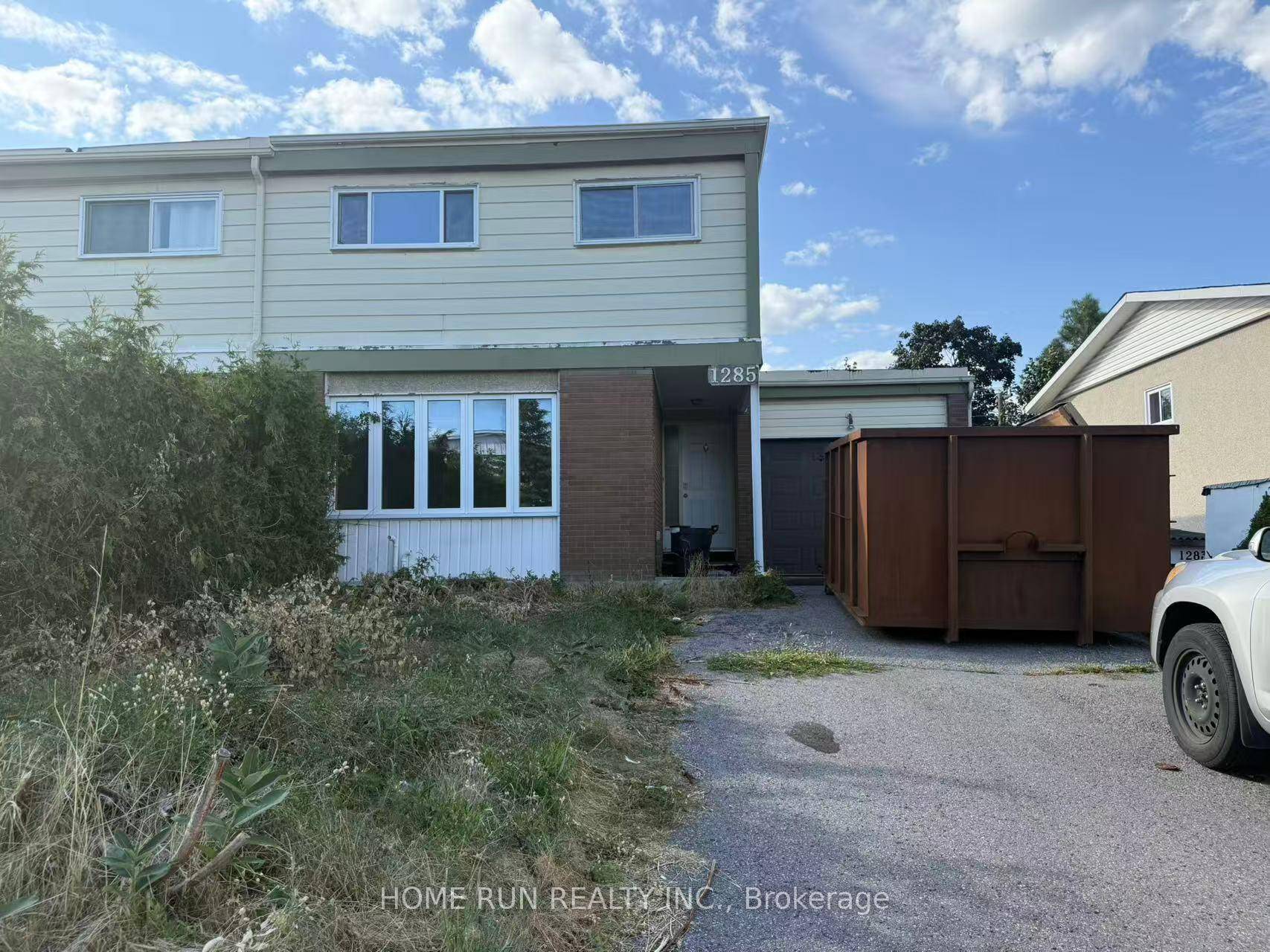 Prime Location ! Just off Meadowlands, close to Merivale.