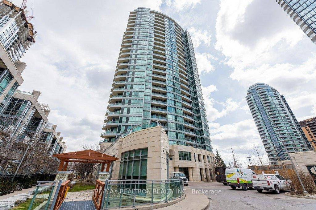 Lot of storage for this spacious one bedroom modern living townhouse at the prime North York location ; H mart, bars, lounge, restaurants, TTC, ViVa bus, YRT.