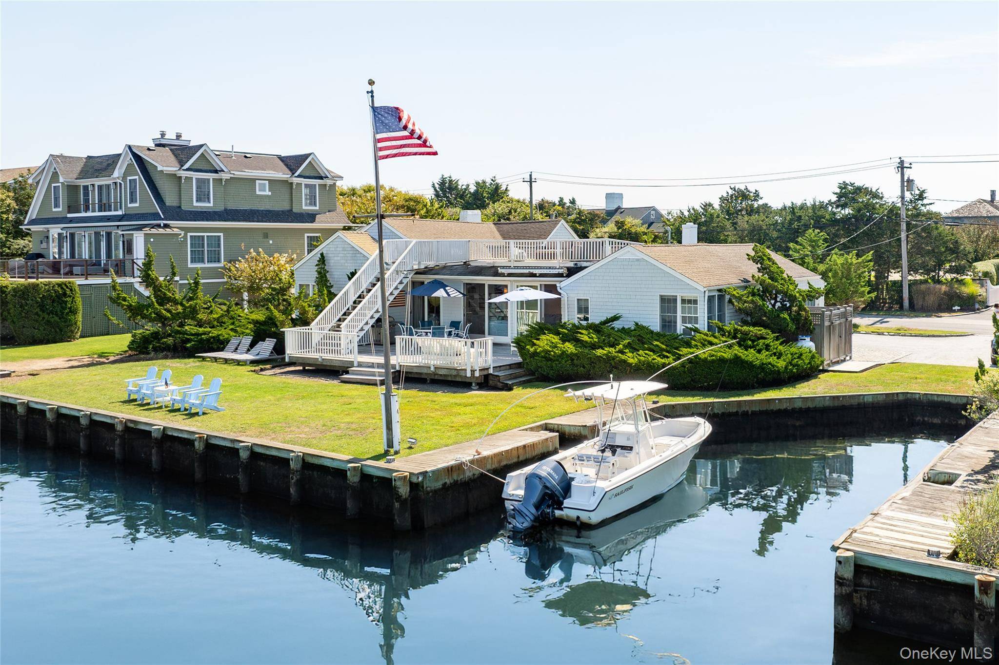 Charming Dune Road beach cottage on the Quogue Canal.