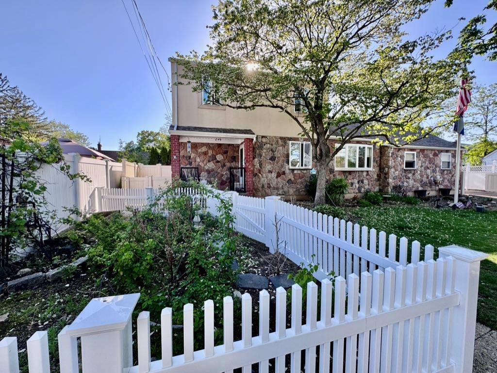 Welcome to 980 Siems Court, a beautiful 3 level home tucked away on a quiet cul de sac in the heart of North Bellmore.