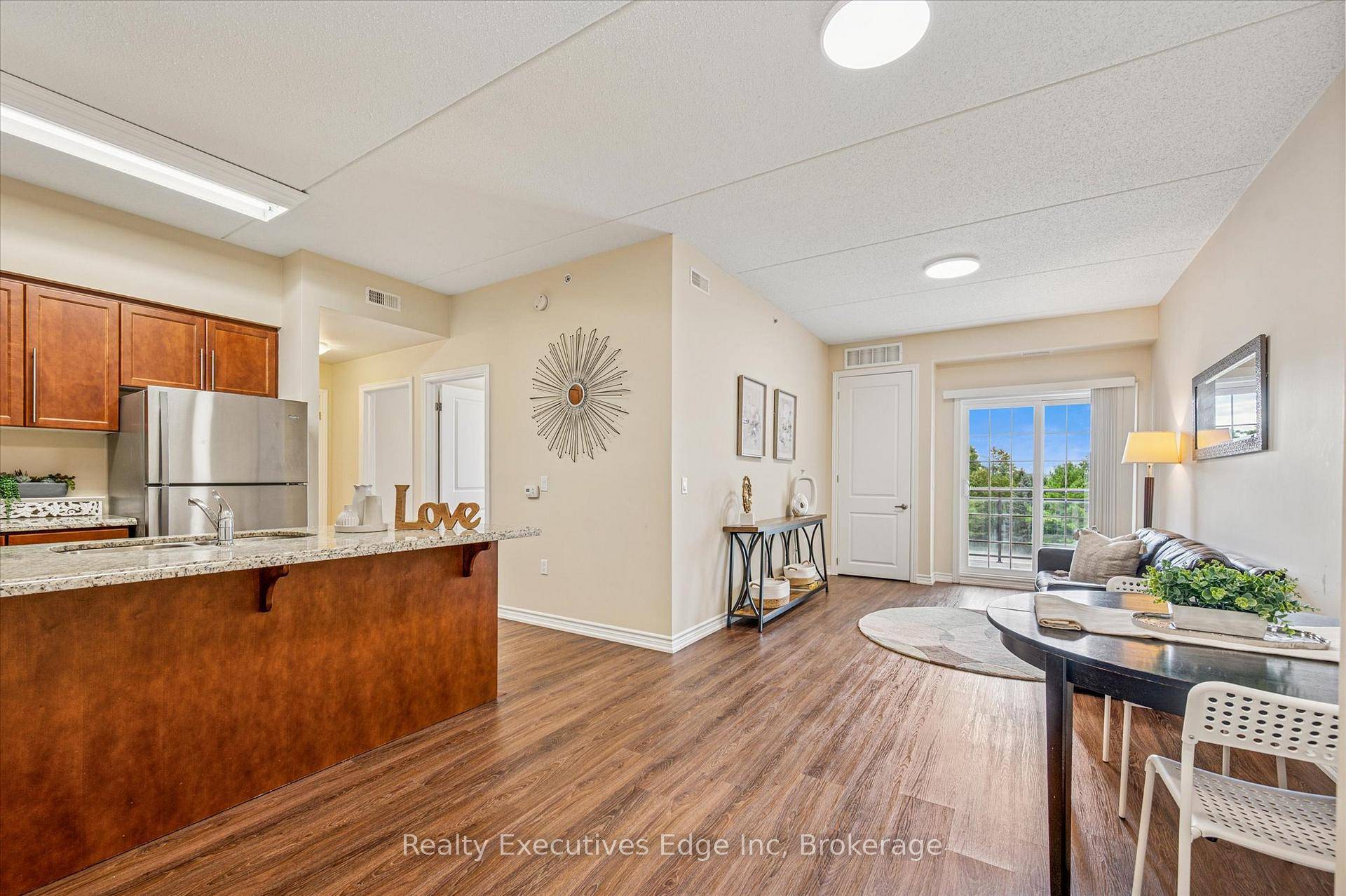 Move in ready 2 bedroom, 1 bathroom condo with 834 sq.