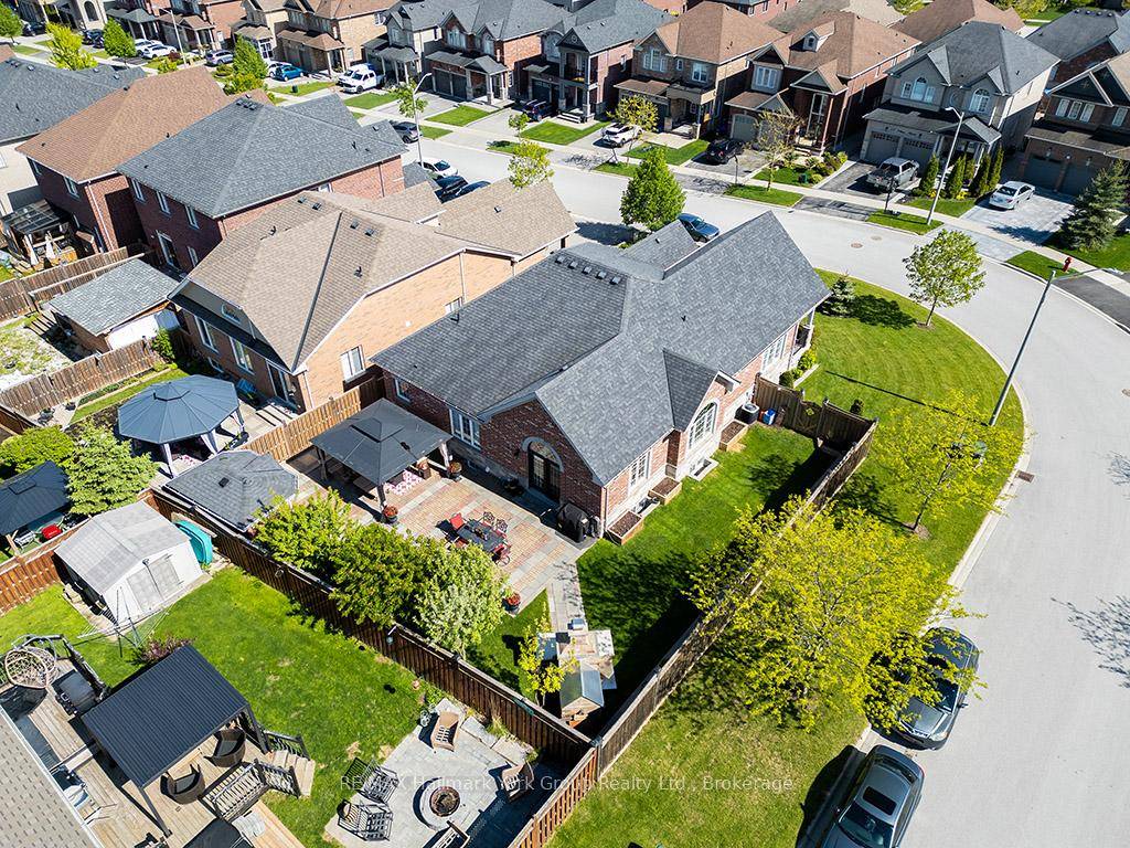 Immaculate Raised Bungalow on Corner Lot with In Law Suite Prime Innisfil Location !