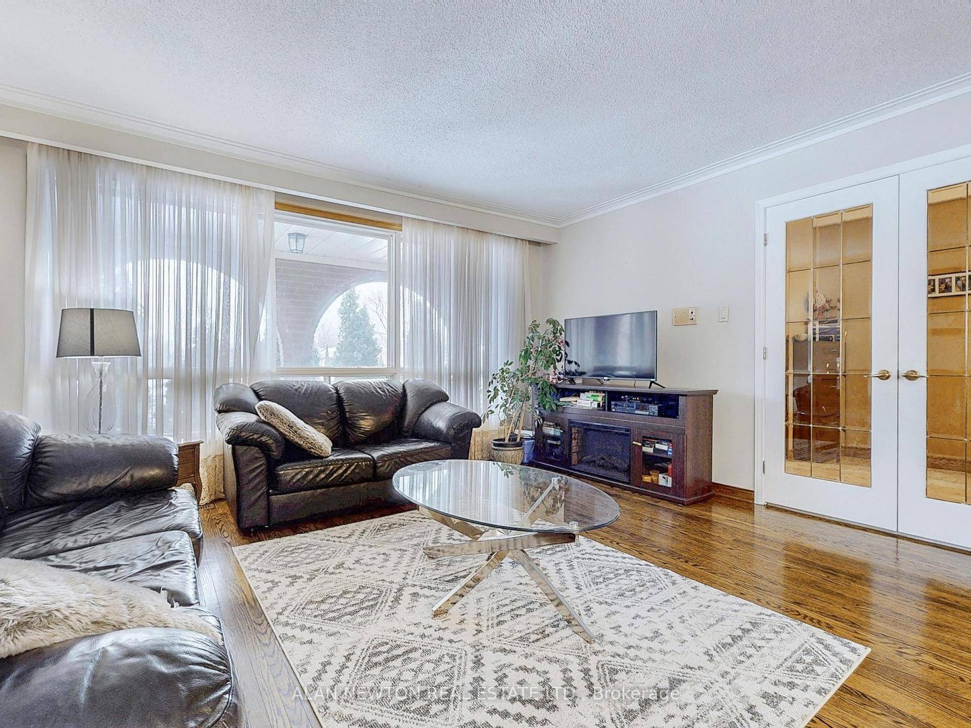 Highly sought after area of King City on an expansive pie shaped lot, approximately 200 feet deep with a 135 foot wide rear yard.