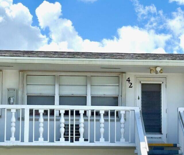 Clean as a whistle, updated, second floor waterfront unit.