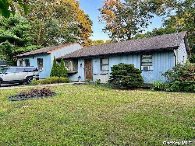 This Home has 3 bedrooms, 1 full bath, enclosed deck off of the EIK.
