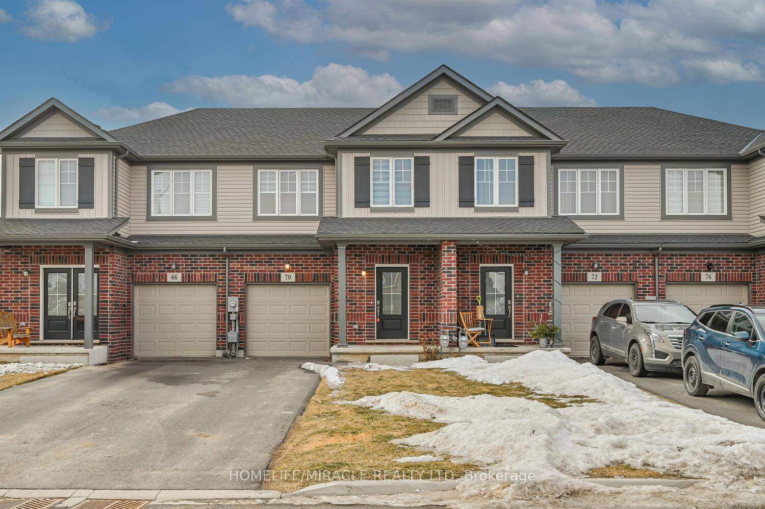 Introducing a stunning 3 bedroom loft, freehold townhome, with no condo fees and ample parking !