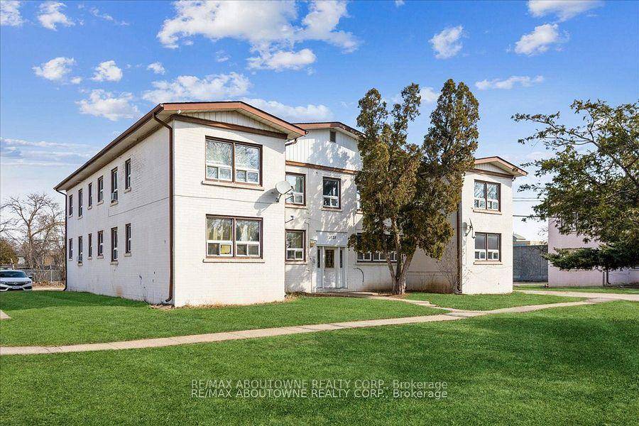 Discover modern living in this recently renovated 2 bedroom, 1 bathroom unit at 1023 Churchill Avenue in Oakville's College Park neighborhood.